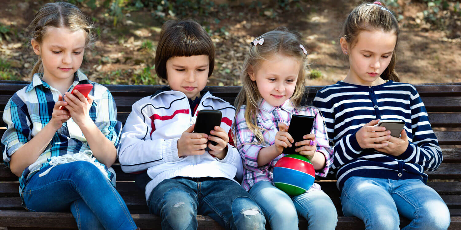 Handysucht: Kinder mit Handy