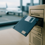 Floppy Disk in einem alten Rechnerlaufwerk am Flughafen