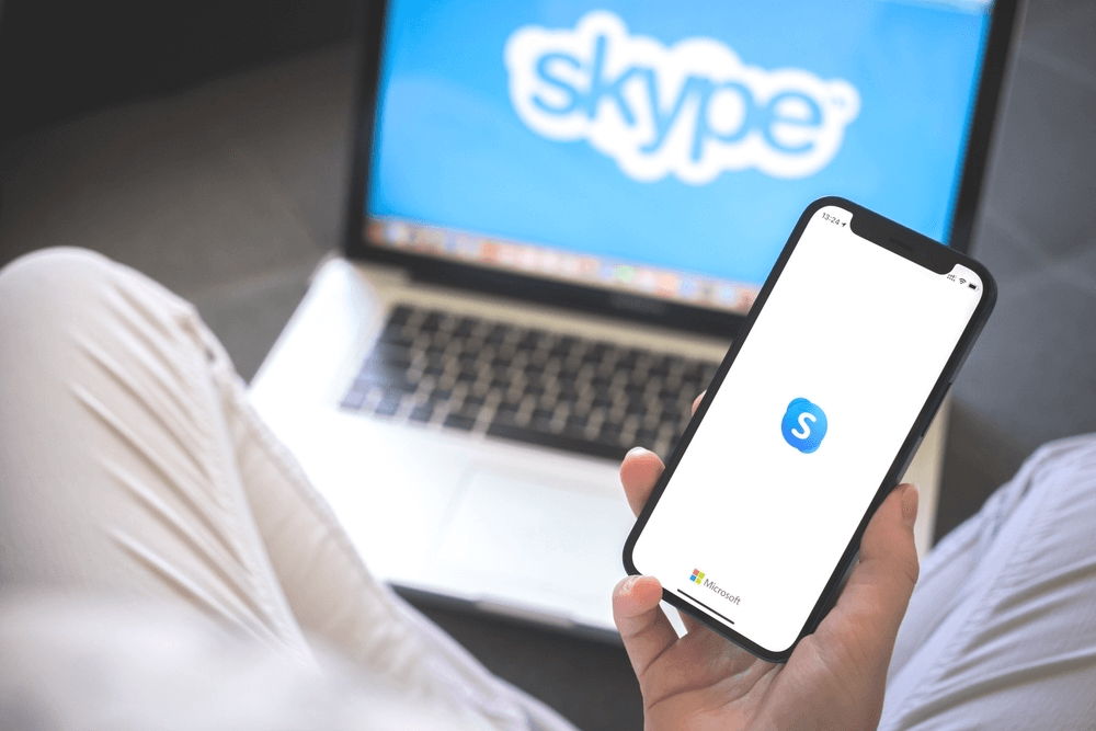 Smartphone mit Skype-Startbildschirm